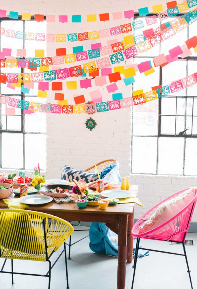 Use itens coloridos para decorar a sua festa mexicana.