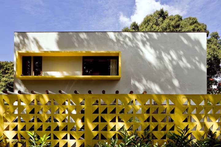 Cores são sempre bem vindas para o muro da casa; essa aqui apostou no amarelo vibrante