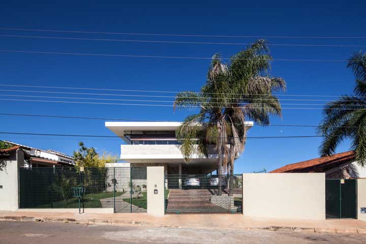 Muro branco e grade verde: combine as cores e os materiais da entrada da casa