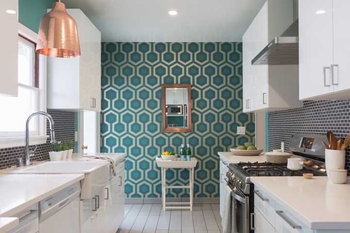 Vários papéis de parede imitam os azulejos grandes e ficam lindos na parede da cozinha.