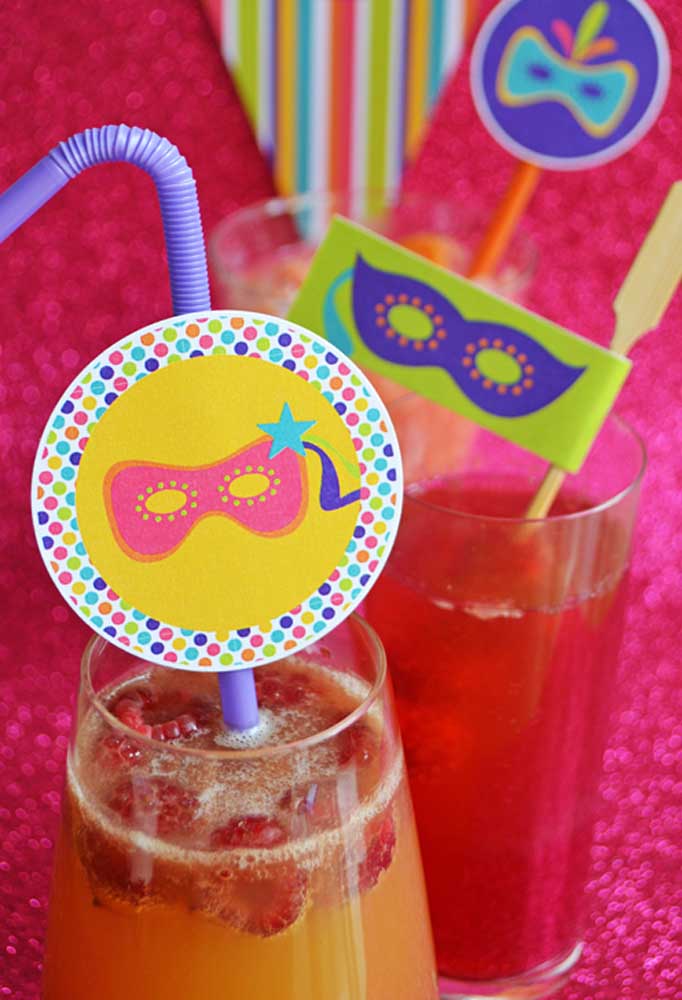 Já sabe o que vai servir na festa de carnaval? Para deixar a festa mais personalizada, coloque alguns enfeites no canudo da bebida.