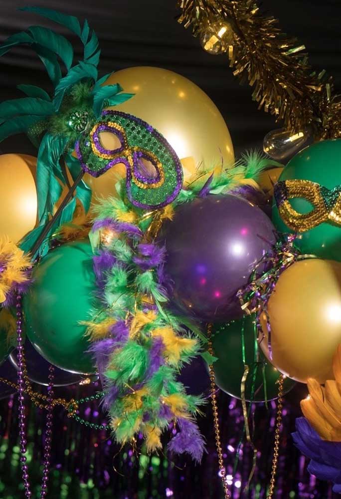 Misture vários elementos decorativos como balões, máscaras, pompons, cordão de pérolas, entre outros itens na hora de fazer a decoração de carnaval.