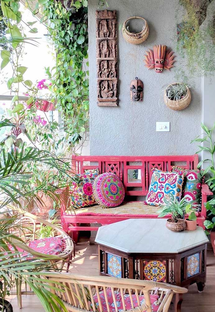 Jardim pequeno em estilo boho para a varanda; conforto, acolhimento e descontração em nível máximo