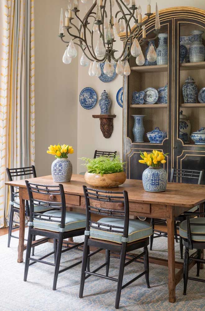 Uma sala de jantar repleta de vasos decorativos: uma verdadeira coleção 