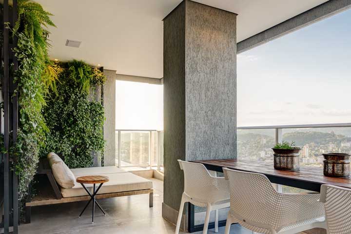 O jardim vertical é o grande destaque dessa área gourmet de apartamento