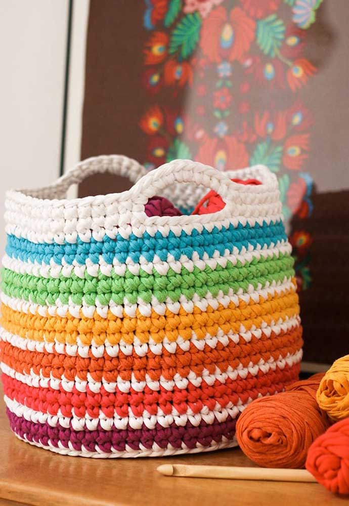 O cesto de crochê fica mais bonito se você usar várias cores de linha que combinem umas com as outras.