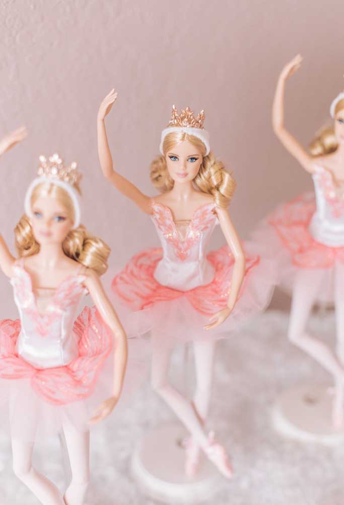 Para quem tem várias bonecas da Barbie, pode vesti-las como se fossem bailarinas e colocar na decoração da festa.