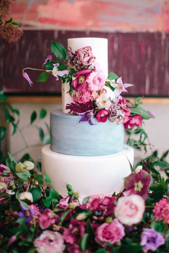 Se não quiser usar flores vermelhas, você pode optar por flores nos tons vinho e rosa.