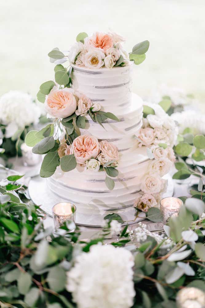 Se você preferir pode fazer arranjos de flores artificiais e espalhar toda essa decoração pela mesa do bolo.