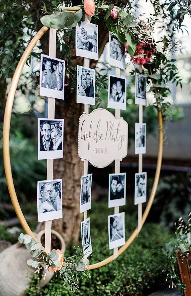 Na decoração de casamento, uma boa opção é fazer um painel de fotos dos noivos como esse modelo de arco.