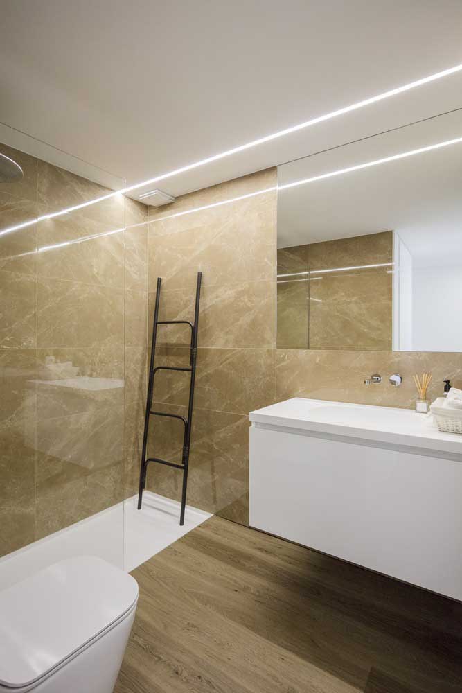 Piso vinílico pode ser utilizado no banheiro? Claro que pode! Mas perceba que o vinilico foi instalado apenas na área seca do banheiro, a área do box conta com um porcelanato