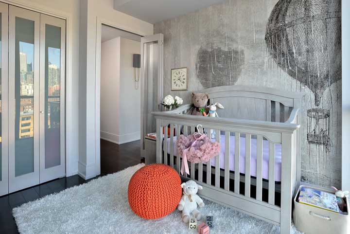 Se a intenção é fazer um quarto mais sóbrio para o bebê, as cores cinza e branca são perfeitas. Mas o grande destaque dessa decoração fica por conta do painel na parede com o tema balão.