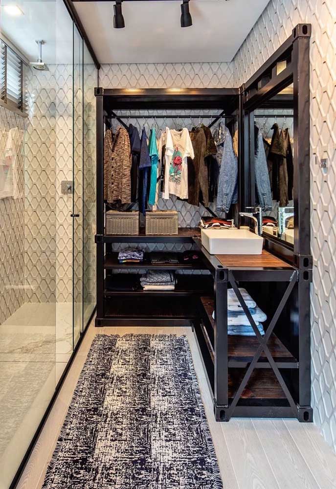 Closet e banheiro compartilham do mesmo revestimento