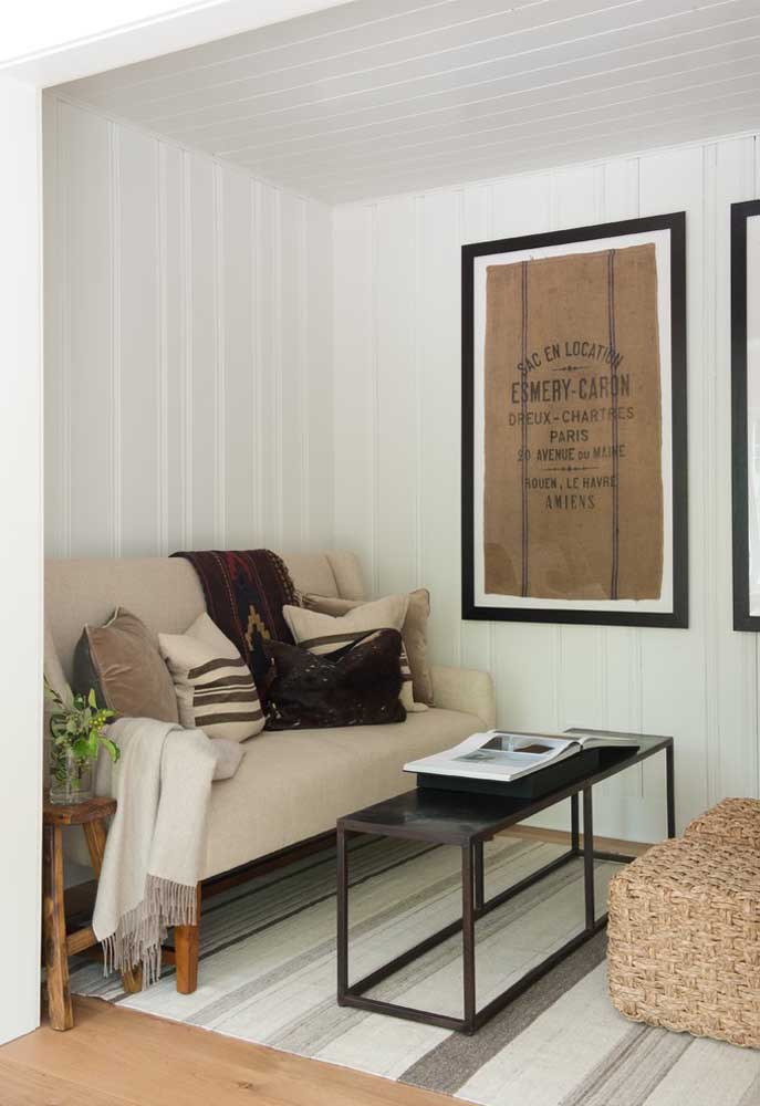 Sala de estar pequena e simples, mas sem deixar o conforto de lado