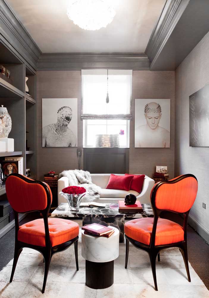 Um pouco de glamour para a sala de estar pequena com as poltronas que remetem ao estilo Luís XVI e a moldura clássica de gesso 