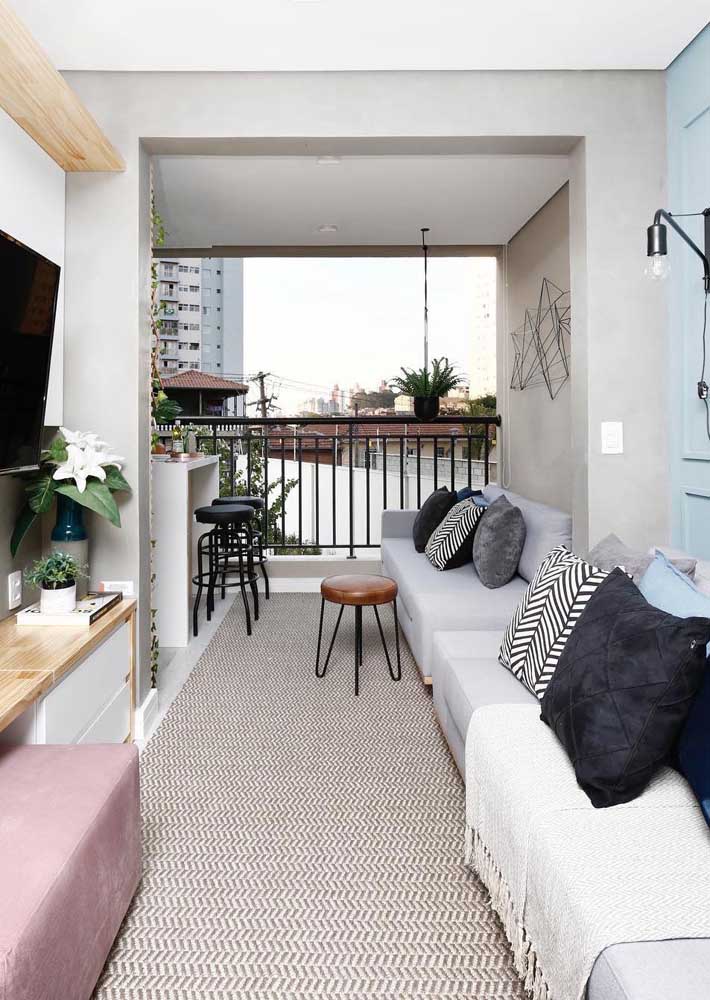 Varanda e sala de estar integradas: um ótimo truque para as pequenas salas de apartamento