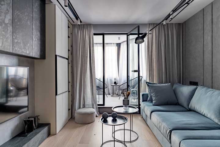 O veludo garante o conforto e a elegância dessa pequena sala de estar decorada