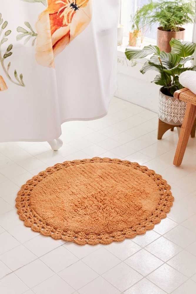 Uma opção é fazer apenas a borda do tapete do banheiro em crochê, como nesse exemplo da imagem