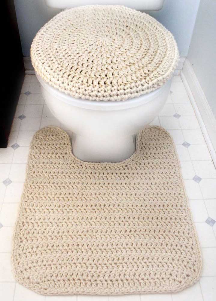 Jogo de crochê para banheiro em tom cru com capa para tampa e tapete para o vaso