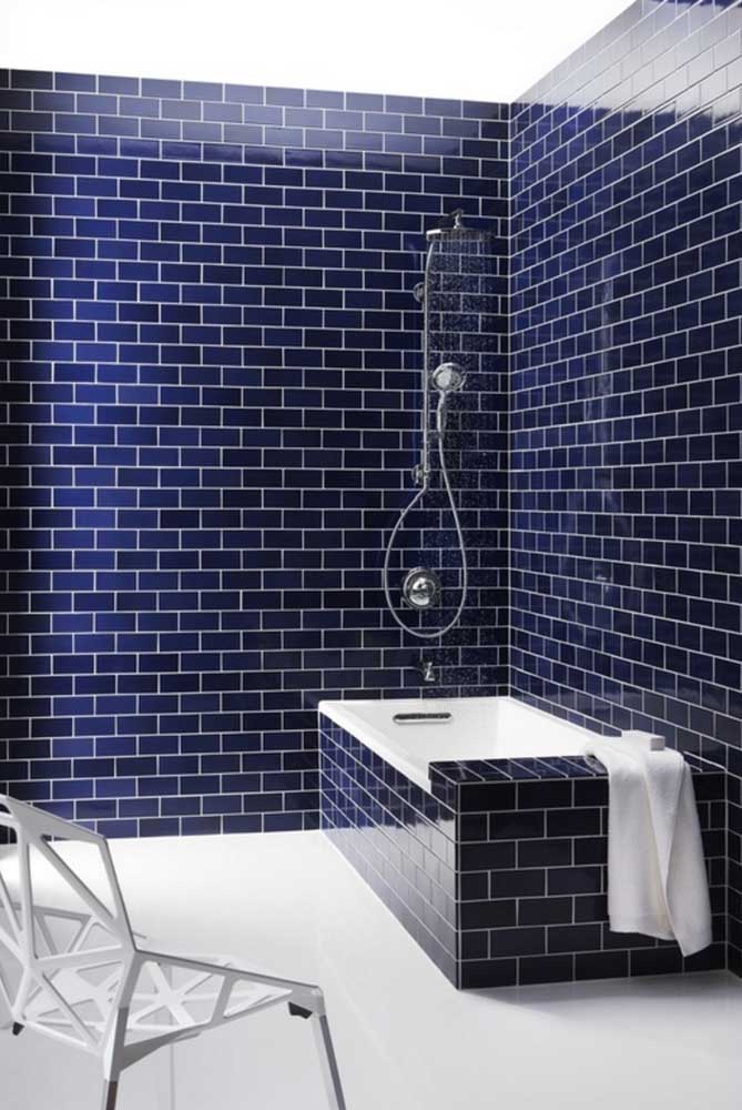 Azulejos de metro azul royal; o branco traz a suavidade necessária para o banheiro