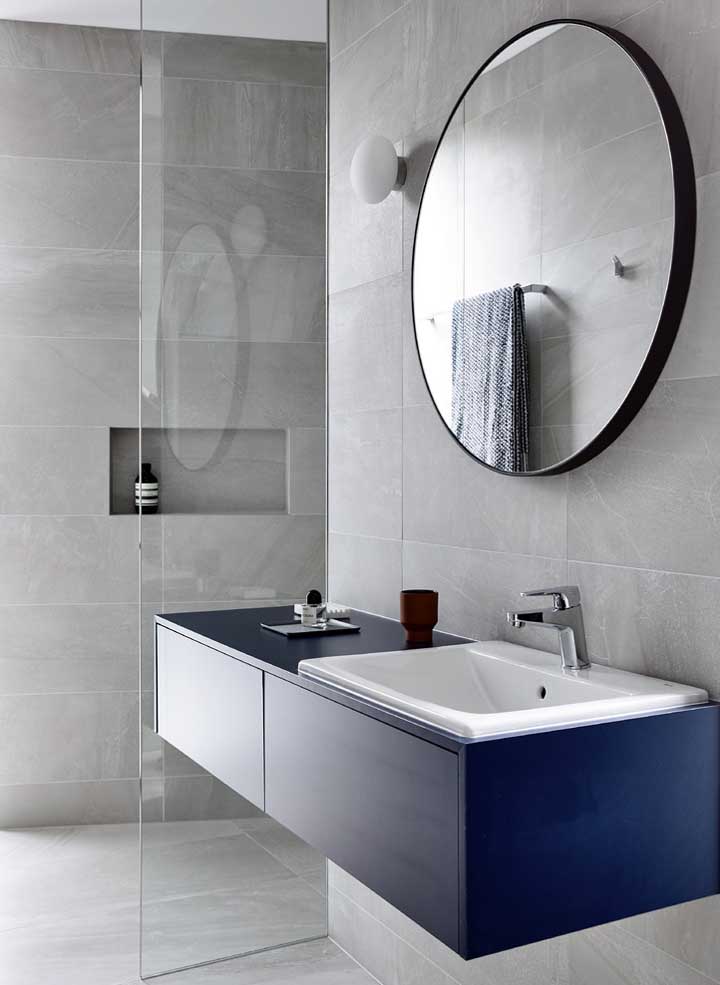 Móvel de banheiro azul royal: simplicidade e estilo
