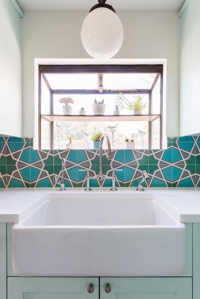 Use texturas diferentes com a cor azul turquesa na parte por trás da pia da cozinha.