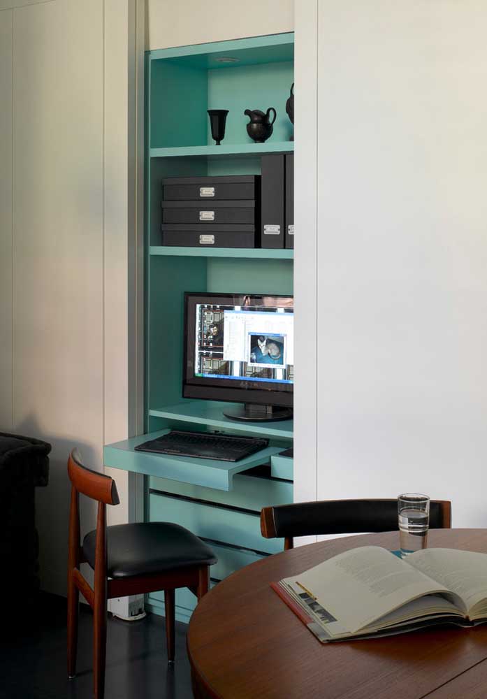 Olha que charme esse armário embutido na cor azul turquesa.