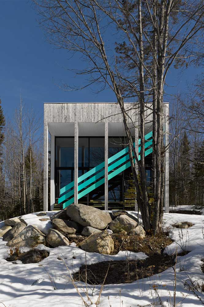 Na parte externa da casa também pode usar a cor azul turquesa? Claro que sim. Sente como fica a transformação.