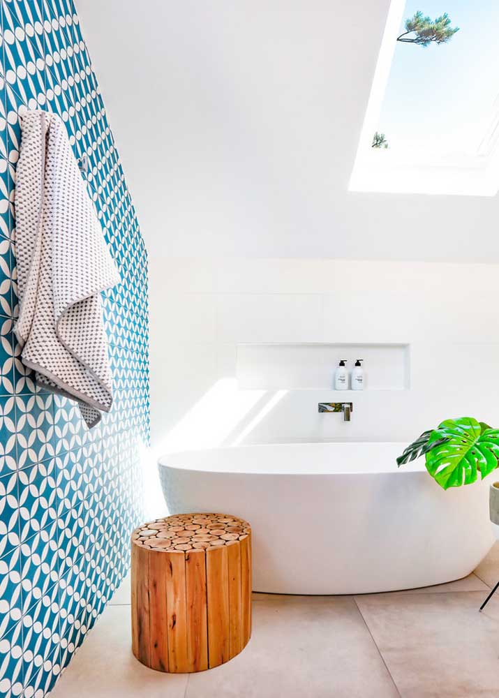 Que banheiro mais iluminado e espaçoso.