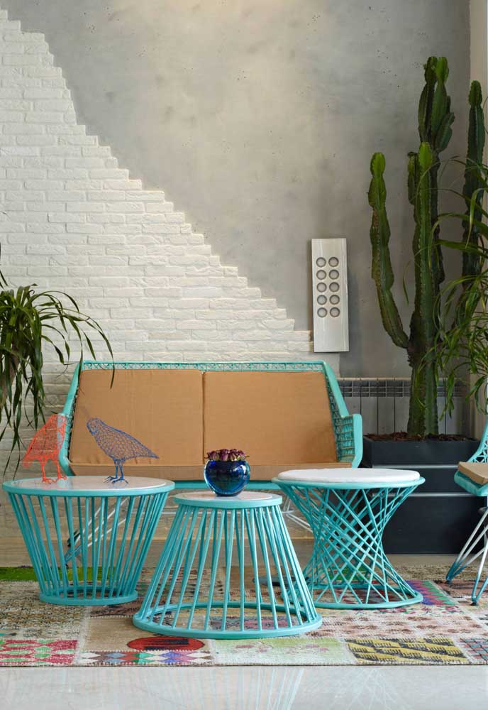 E esse conjunto de mesinhas e banco para o terraço da casa? Uma fofura só.