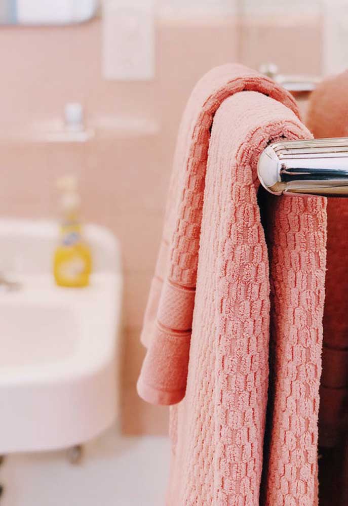 Na hora de decorar o banheiro, leve em consideração os pequenos detalhes como a cor da toalha e dos elementos decorativos.