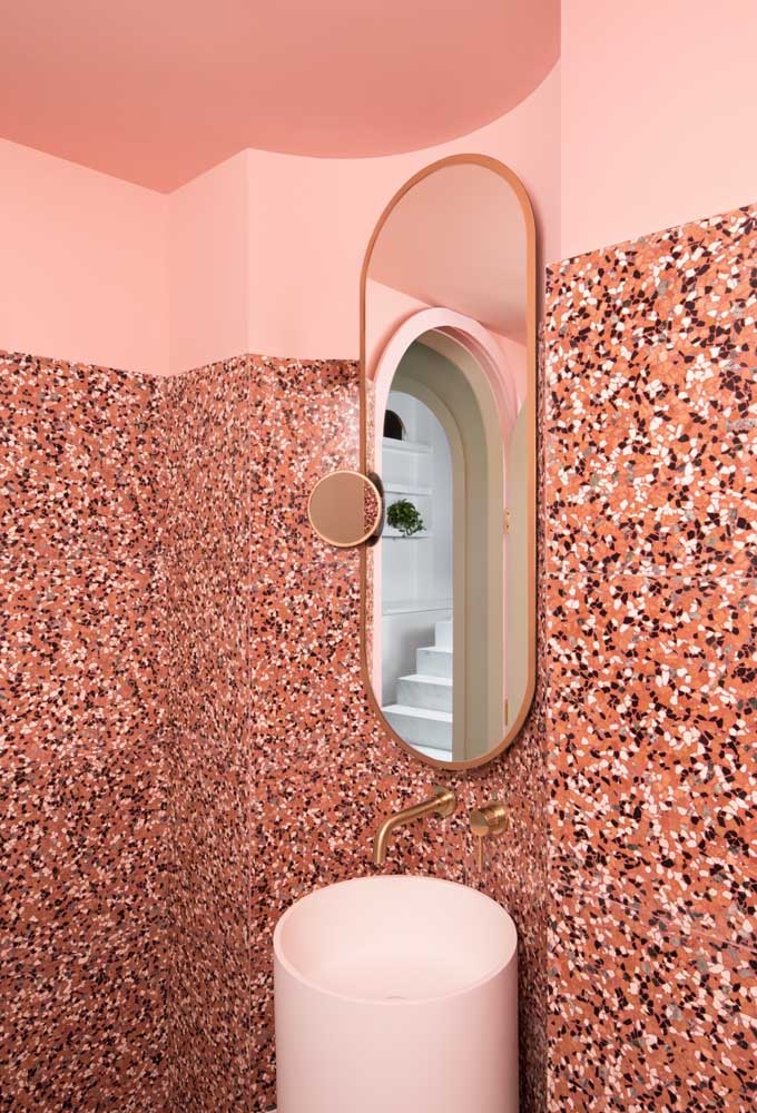 Uau! Que banheiro estiloso e poderoso é esse? Perceba que a escolha do papel de parede foi determinante para proporcionar esse visual.