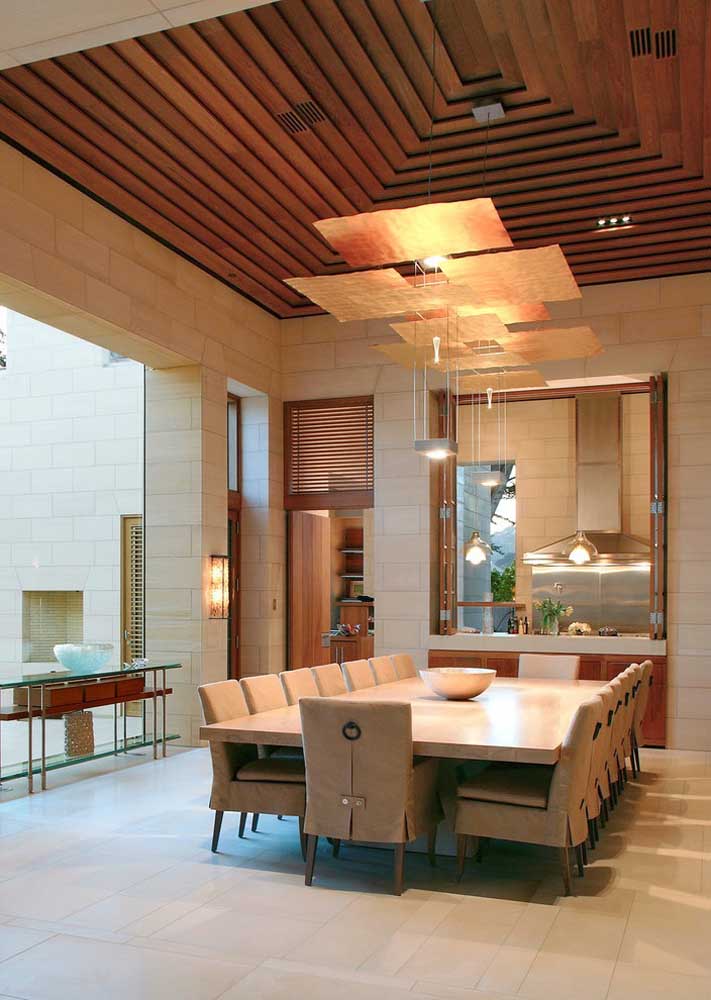 Que tal uma mesa com 16 lugares? Em uma casa grande isso é perfeitamente possível