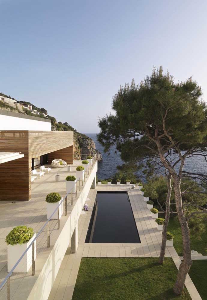 No topo da montanha, essa bela casa grande conta com piscina e uma vista de tirar o fôlego