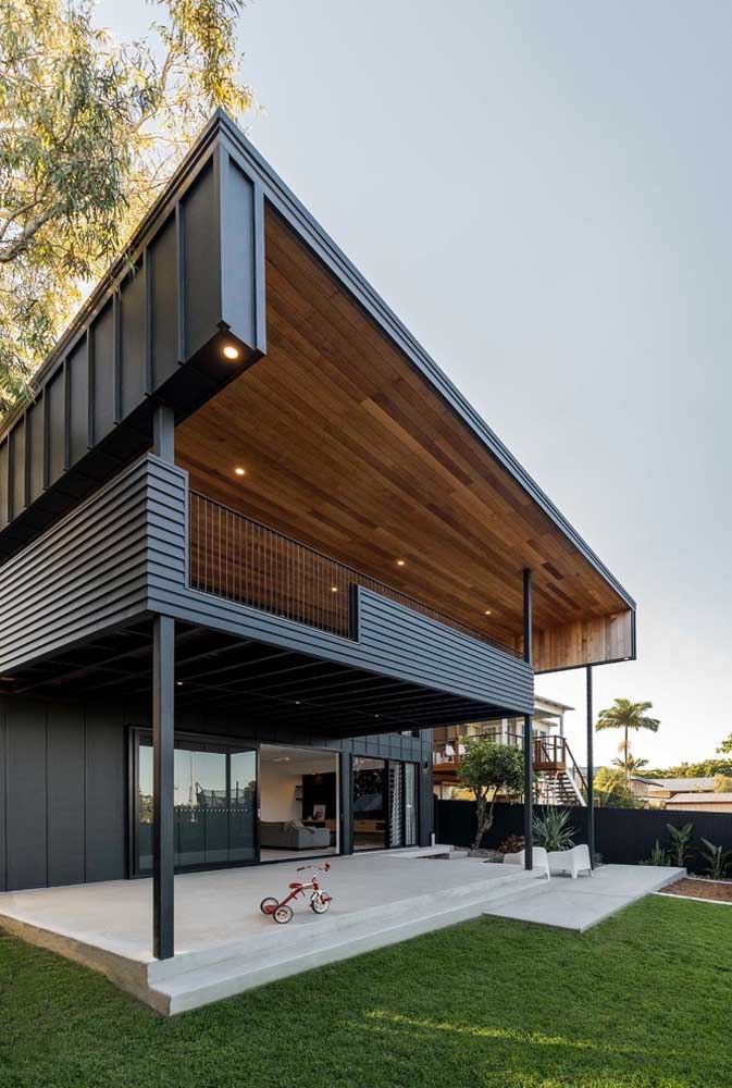 Casa grande moderna com amplo espaço externo, ideal para família com crianças