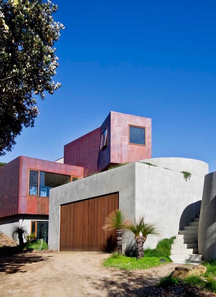O uso do aço corten no revestimento externo da casa grande trouxe modernidade e estilo ao projeto arquitetônico