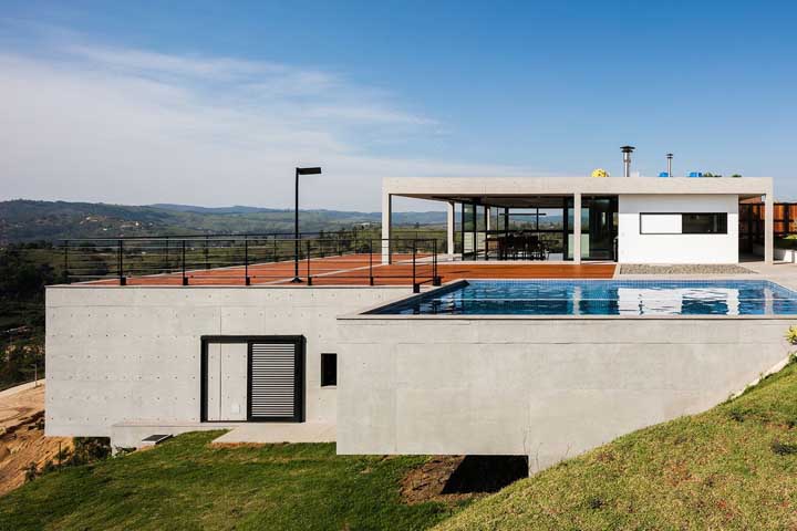 Nesse outro projeto, o concreto aparente garante o estilo moderno da casa