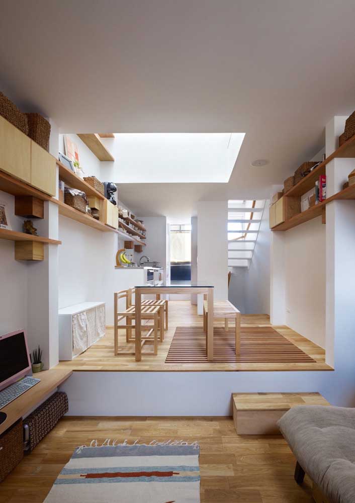 Cores claras para trazer amplitude visual e elementos em madeira para criar conforto e acolhimento dentro da casa pequena