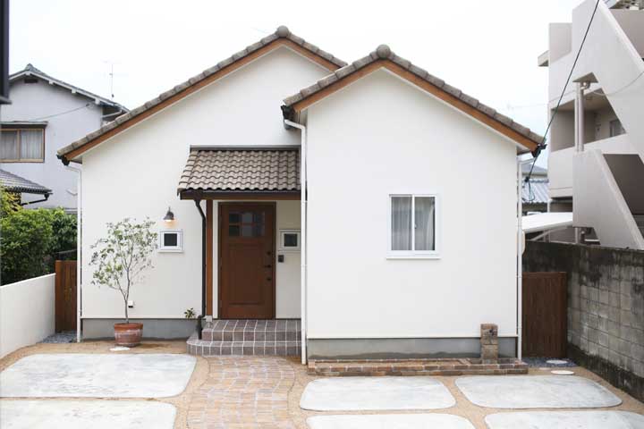 Casa pequena, simples e barata de ser construída, sem, contudo, deixar de ser graciosa