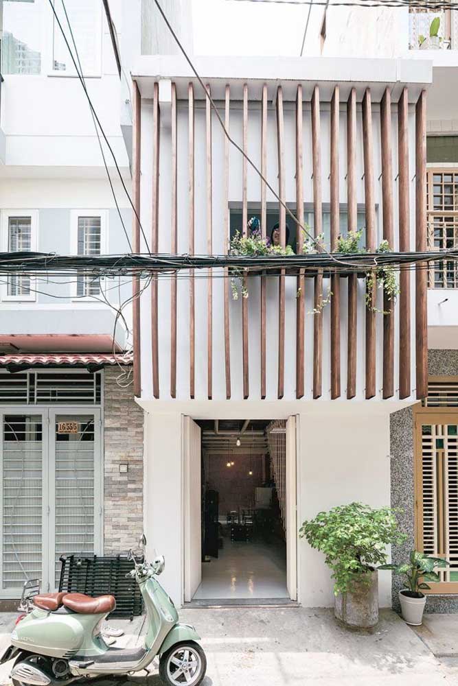 Se você já tem uma casa simples e deseja realçar a fachada, use ripas de madeira