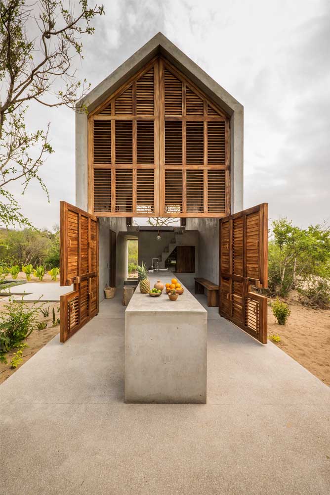 Revestimento para quê? A proposta aqui é uma casa toda em cimento queimado e madeira