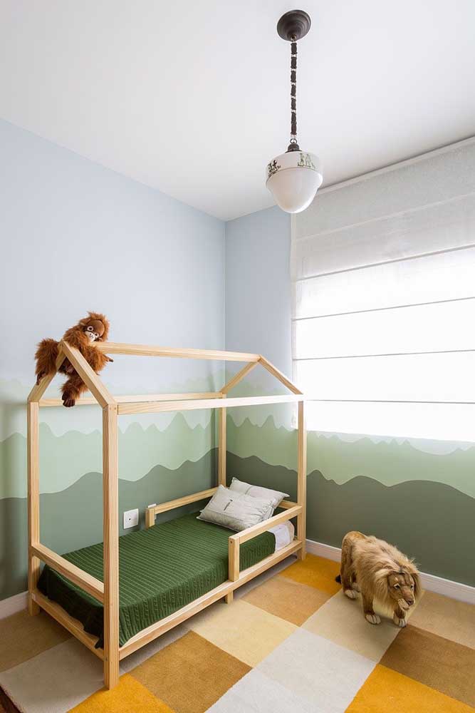 Quartinho infantil, ao estilo Montessori, decorado apenas com a pintura na parede e o tapetinho no chão