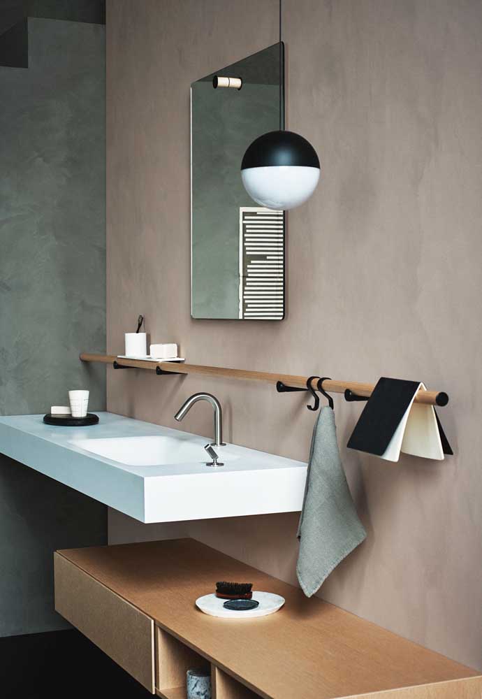 O banheiro moderno trouxe uma solução inteligente e prática: varão de madeira como suporte para os itens do ambiente