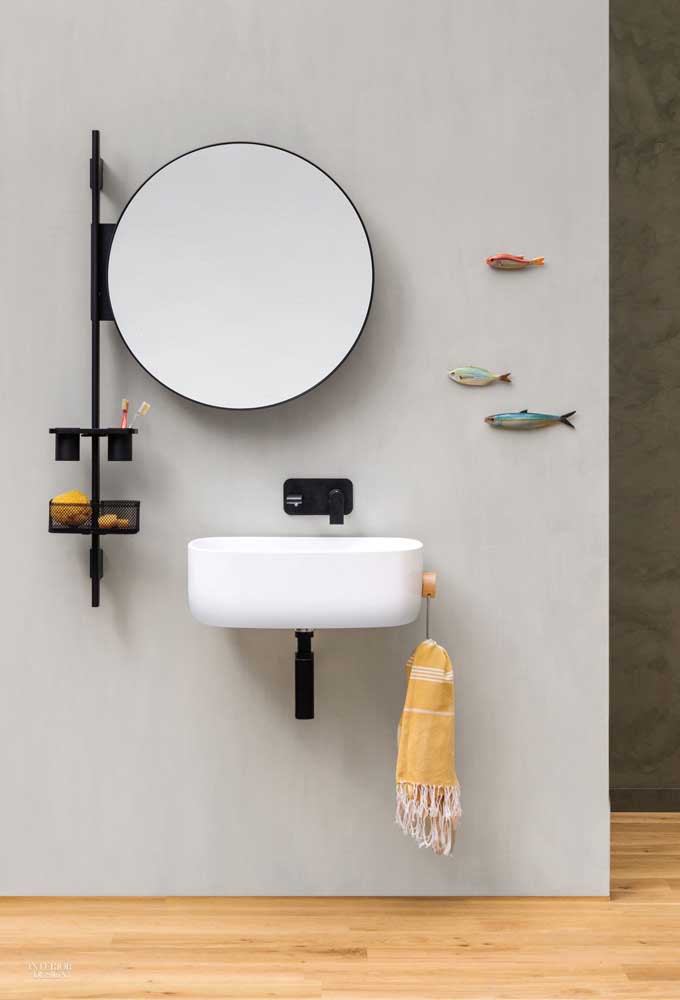 O banheiro moderno trouxe um toque de descontração com os peixinhos na parede