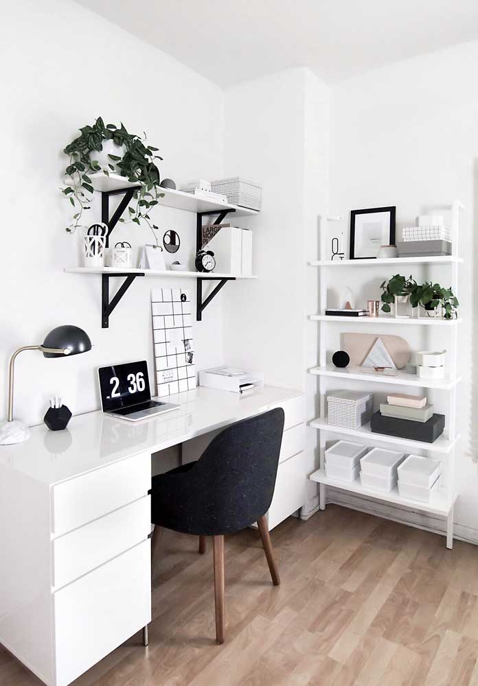 O home office branco de estilo escandinavo contou com uma decor simples, à base de prateleiras