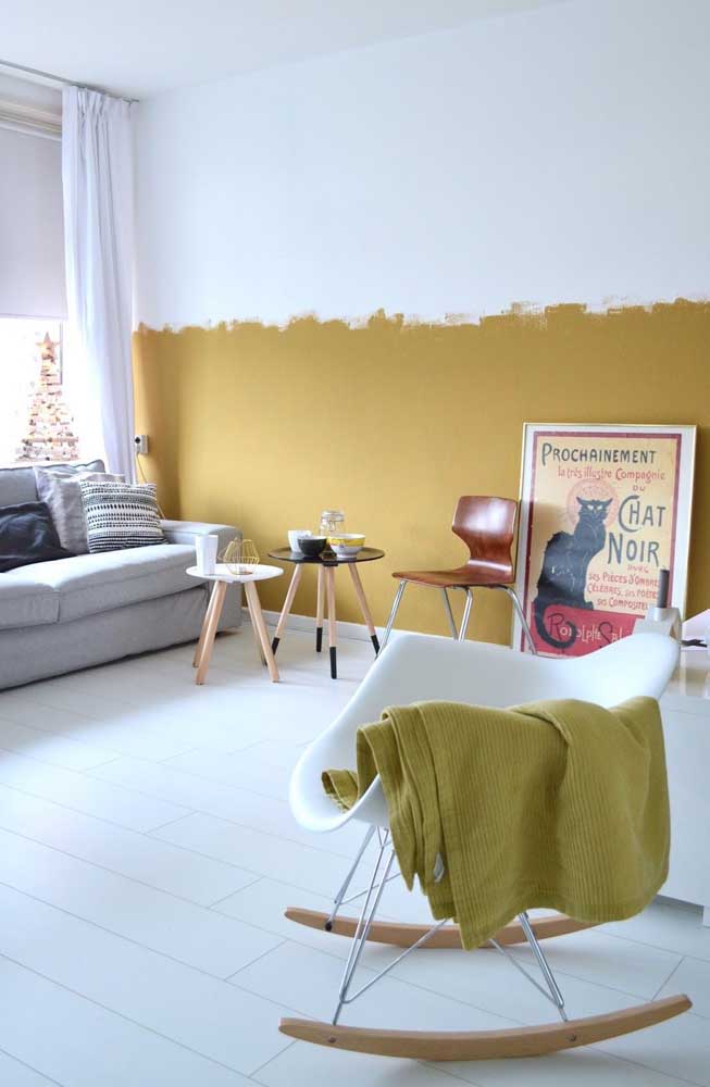 Meia parede mostarda para a sala de estar; a marca do rolo é um diferencial e está ali de propósito