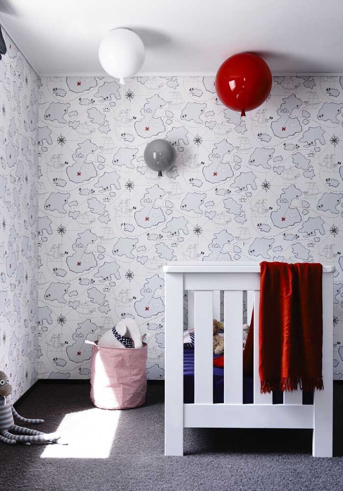 Nesse quarto infantil, a decoração foi feita com balões, isso mesmo, balões de festa!