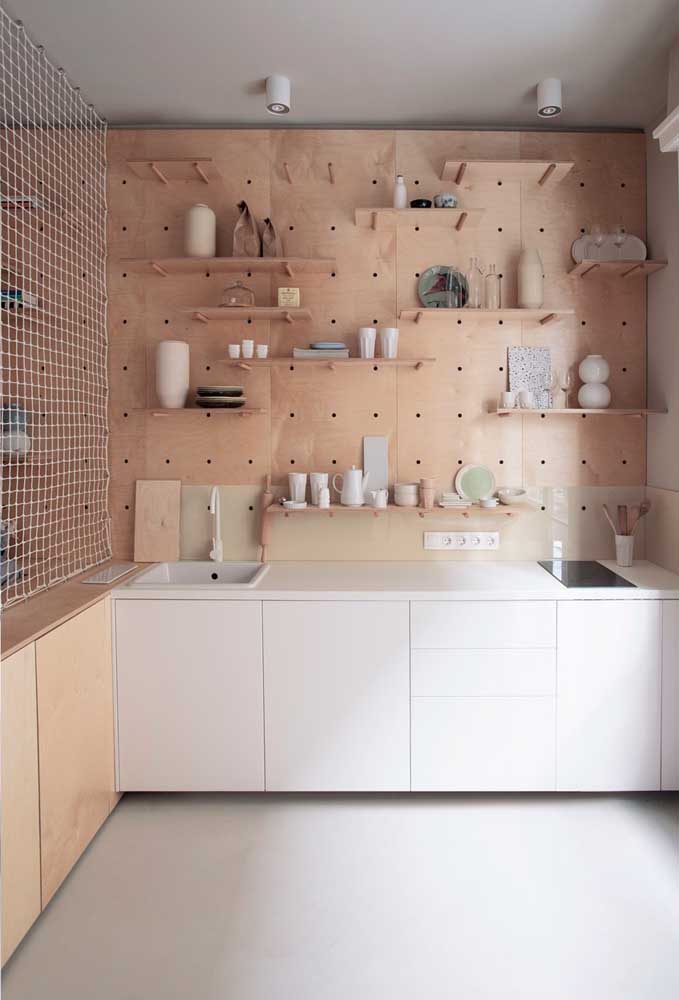 Na cozinha, o painel de furos garante a mobilidade das prateleiras de acordo com as necessidades de armazenamento