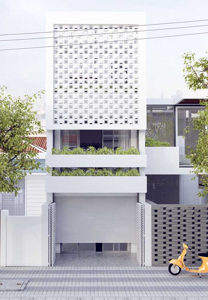 Casa simples com fachada de cobogos e portão automático