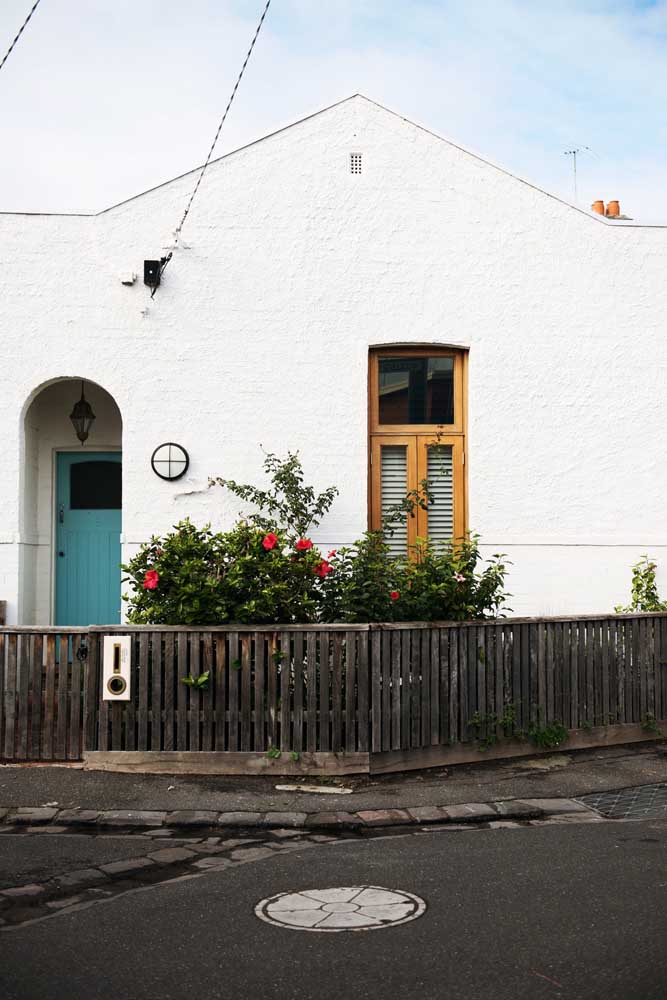 Nessa fachada o que se sobressai é o contraste entre arquitetura moderna e o estilo clássico e colonial das portas e janelas